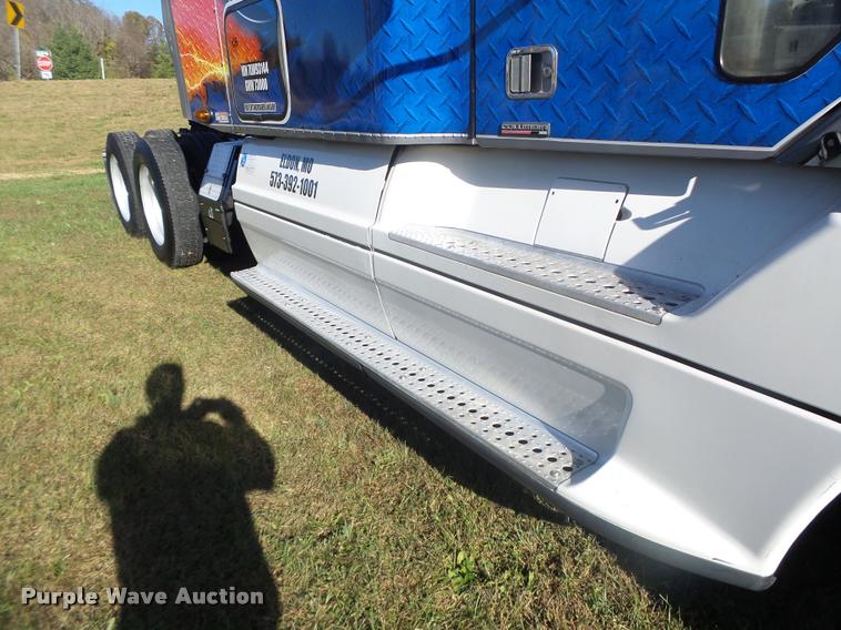 image for item K5574 2007 Freightliner Columbia 120 semi truck