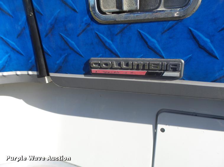 image for item K5574 2007 Freightliner Columbia 120 semi truck