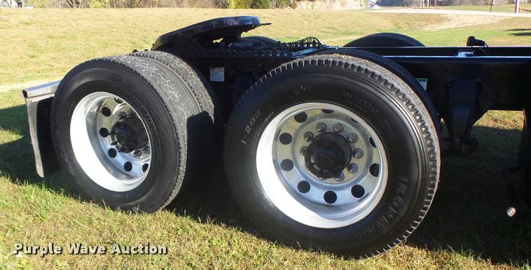 image for item K5574 2007 Freightliner Columbia 120 semi truck