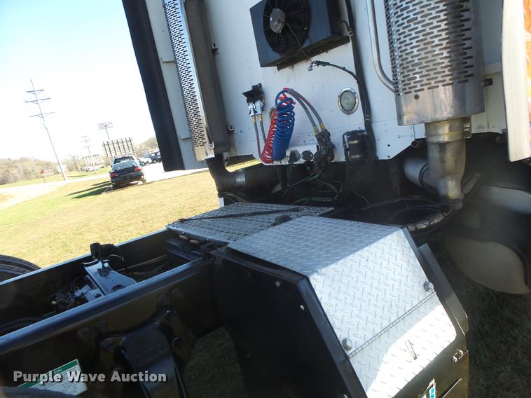 image for item K5574 2007 Freightliner Columbia 120 semi truck