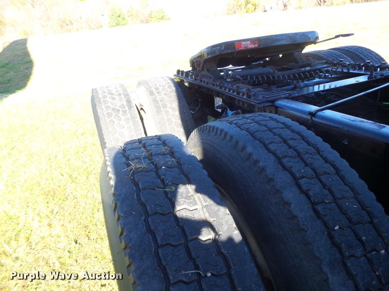 image for item K5574 2007 Freightliner Columbia 120 semi truck