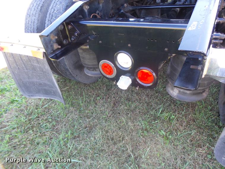 image for item K5574 2007 Freightliner Columbia 120 semi truck