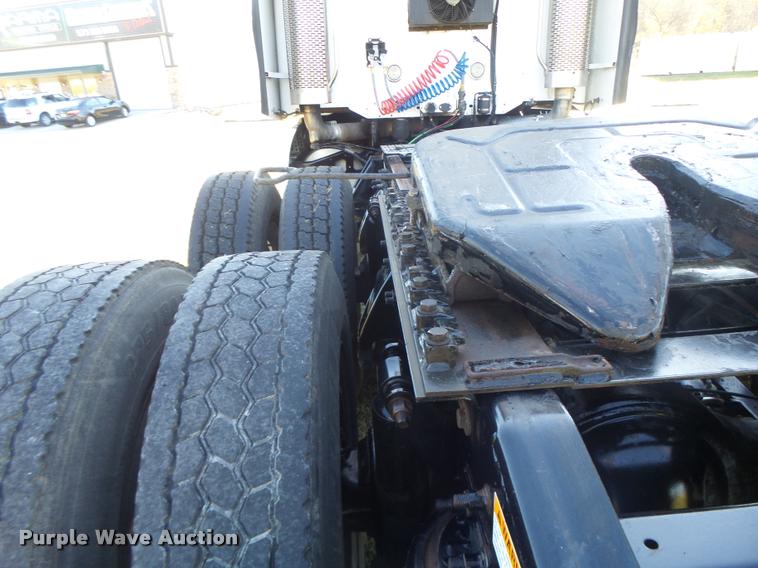 image for item K5574 2007 Freightliner Columbia 120 semi truck