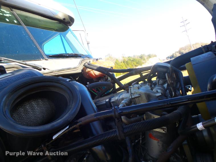 image for item K5574 2007 Freightliner Columbia 120 semi truck