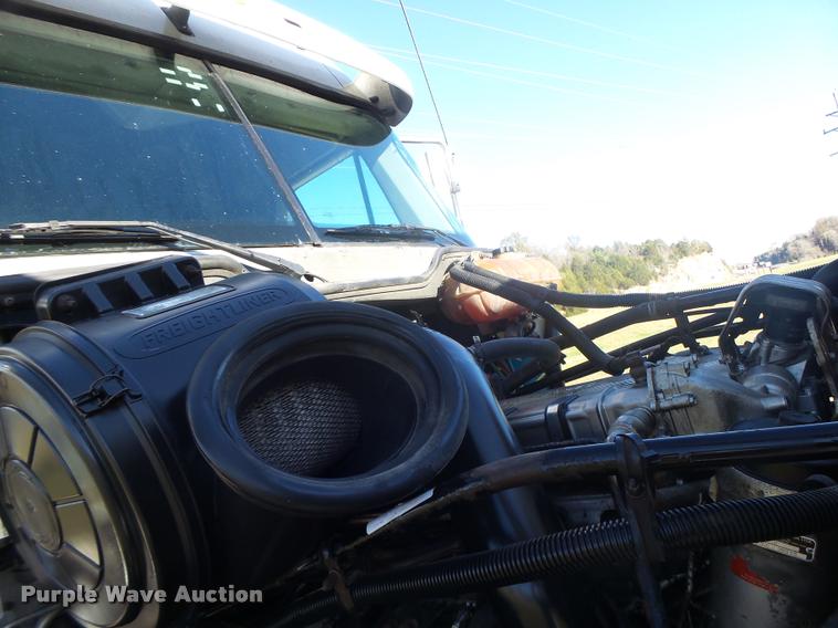 image for item K5574 2007 Freightliner Columbia 120 semi truck