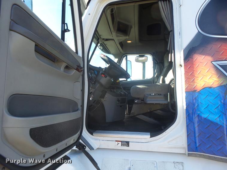 image for item K5574 2007 Freightliner Columbia 120 semi truck