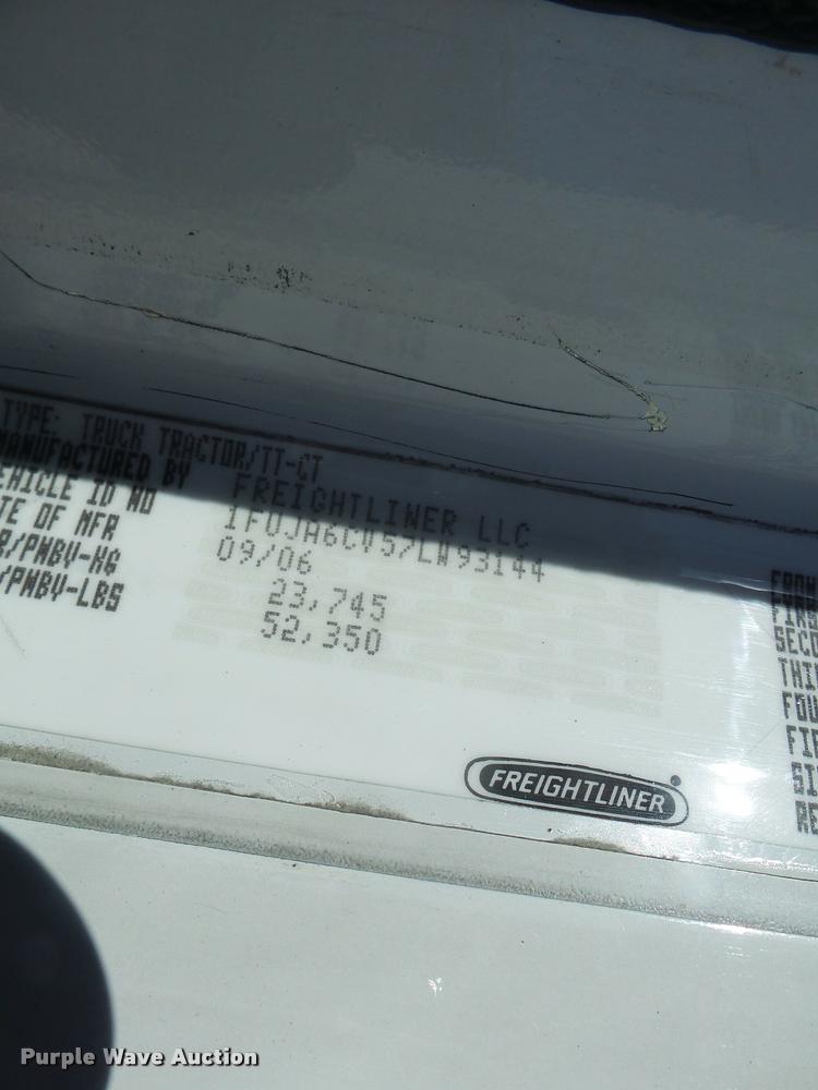 image for item K5574 2007 Freightliner Columbia 120 semi truck