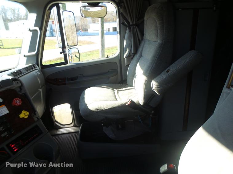 image for item K5574 2007 Freightliner Columbia 120 semi truck