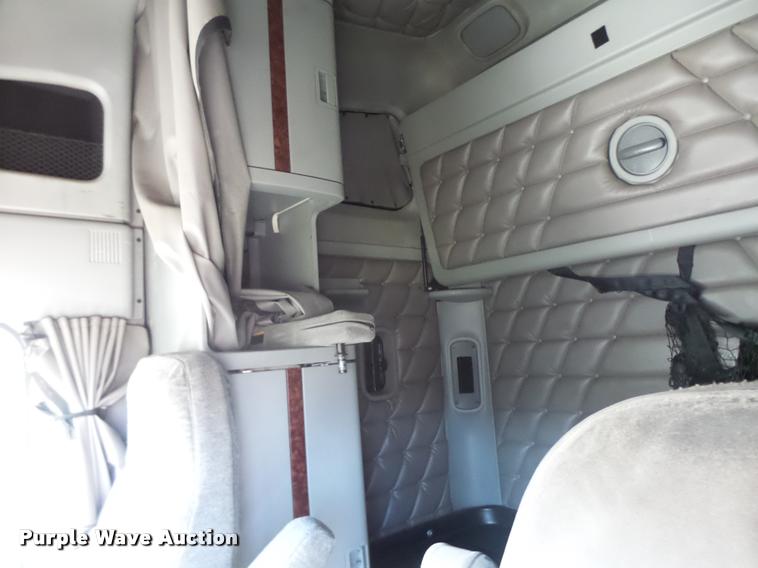 image for item K5574 2007 Freightliner Columbia 120 semi truck