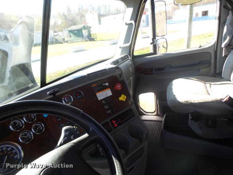 image for item K5574 2007 Freightliner Columbia 120 semi truck