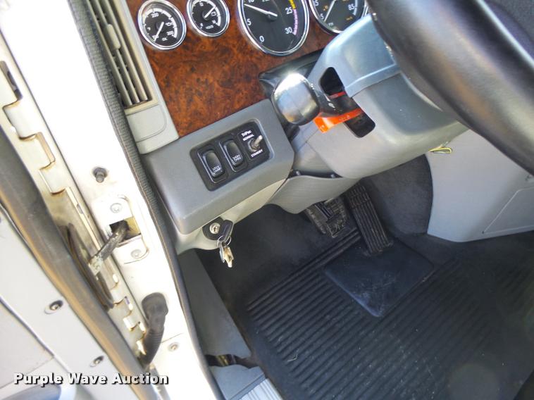 image for item K5574 2007 Freightliner Columbia 120 semi truck