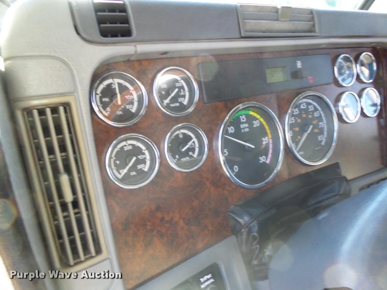 image for item K5574 2007 Freightliner Columbia 120 semi truck