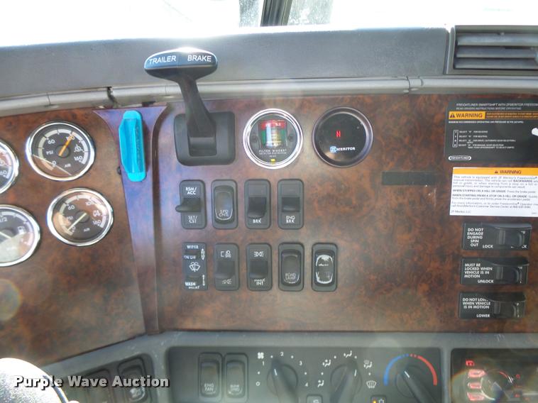 image for item K5574 2007 Freightliner Columbia 120 semi truck