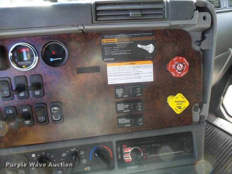 image for item K5574 2007 Freightliner Columbia 120 semi truck