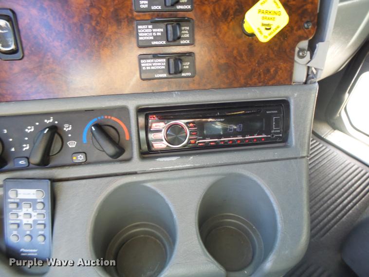 image for item K5574 2007 Freightliner Columbia 120 semi truck