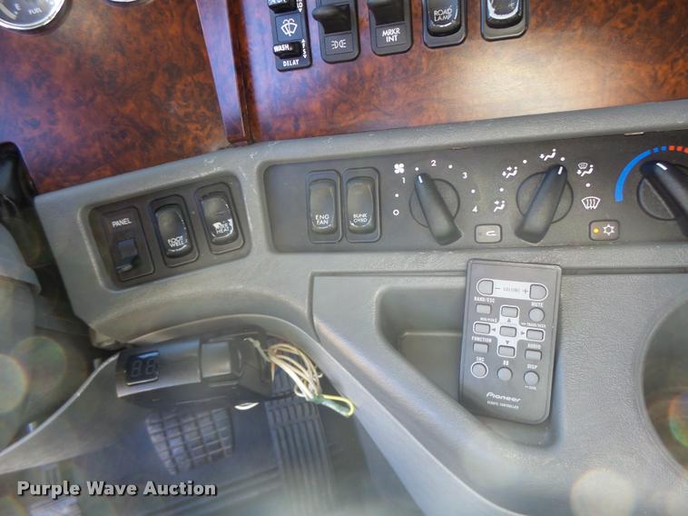 image for item K5574 2007 Freightliner Columbia 120 semi truck