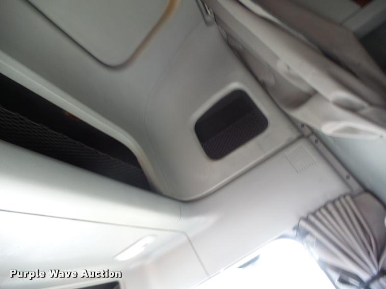 image for item K5574 2007 Freightliner Columbia 120 semi truck