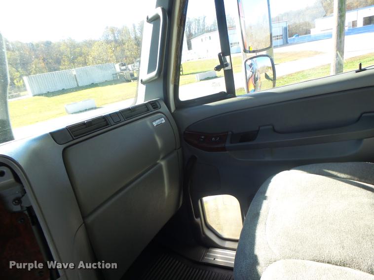 image for item K5574 2007 Freightliner Columbia 120 semi truck