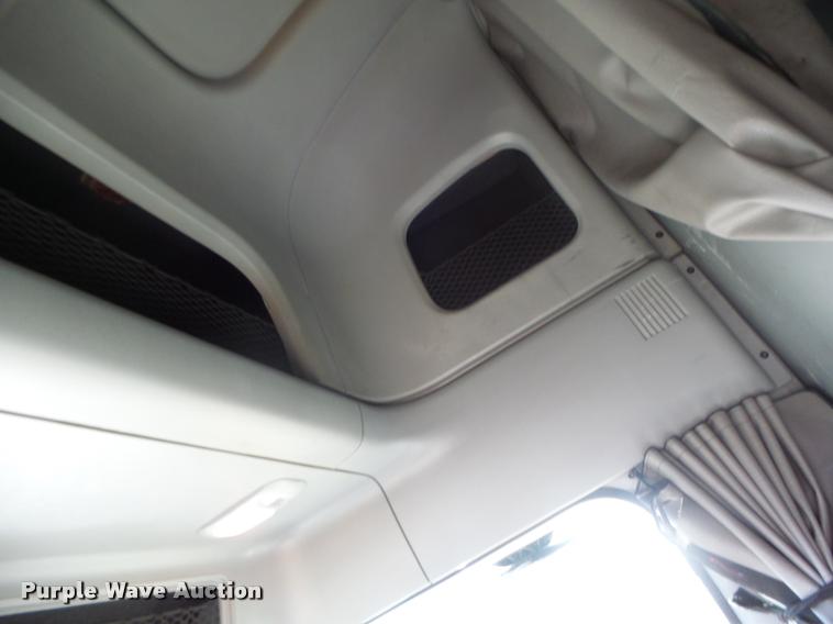 image for item K5574 2007 Freightliner Columbia 120 semi truck