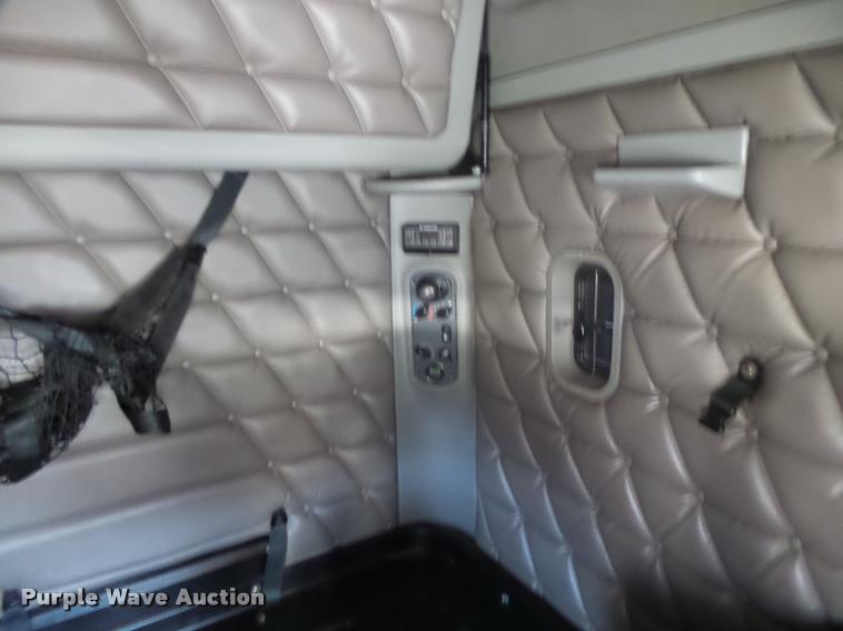 image for item K5574 2007 Freightliner Columbia 120 semi truck