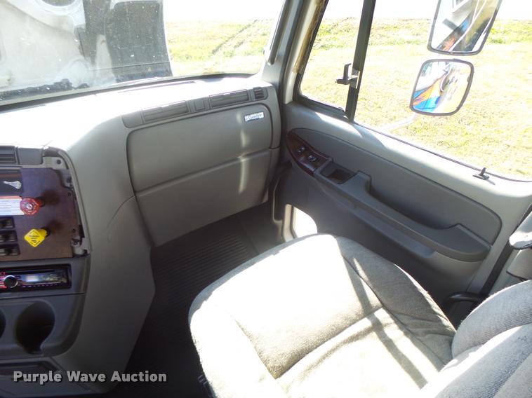image for item K5574 2007 Freightliner Columbia 120 semi truck