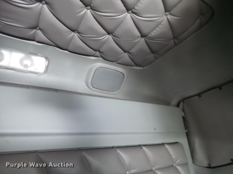 image for item K5574 2007 Freightliner Columbia 120 semi truck