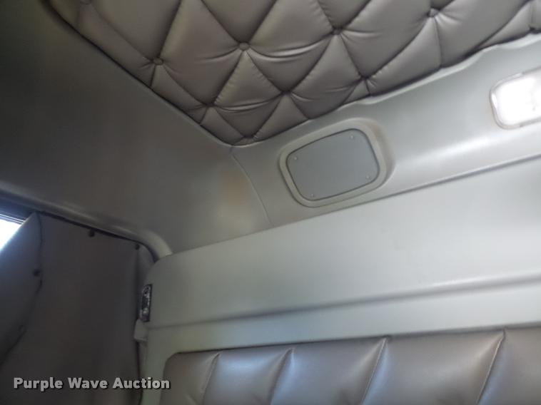 image for item K5574 2007 Freightliner Columbia 120 semi truck