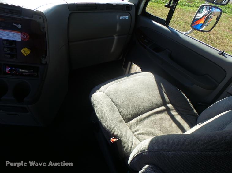 image for item K5574 2007 Freightliner Columbia 120 semi truck