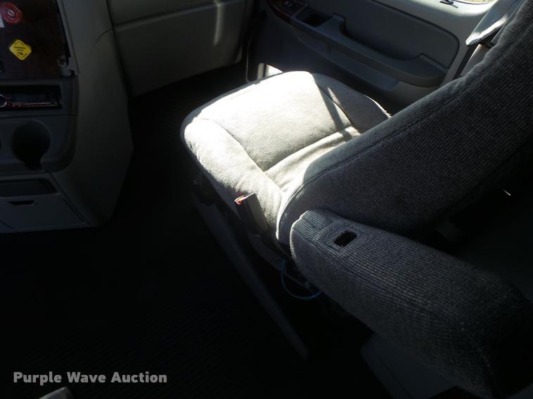 image for item K5574 2007 Freightliner Columbia 120 semi truck