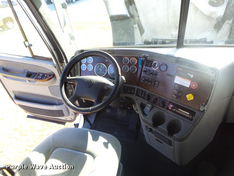 image for item K5574 2007 Freightliner Columbia 120 semi truck