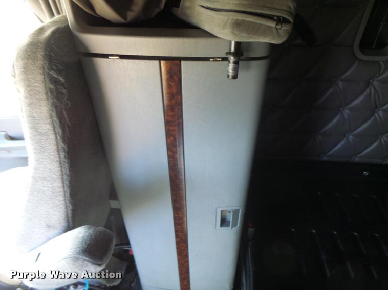 image for item K5574 2007 Freightliner Columbia 120 semi truck