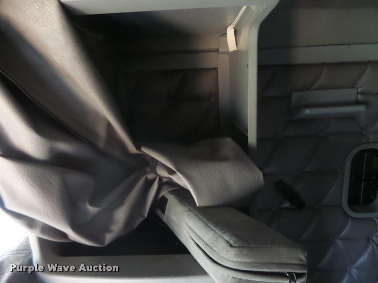 image for item K5574 2007 Freightliner Columbia 120 semi truck