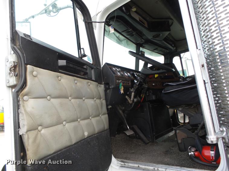 image for item L4175 1999 Freightliner FLD120 semi truck