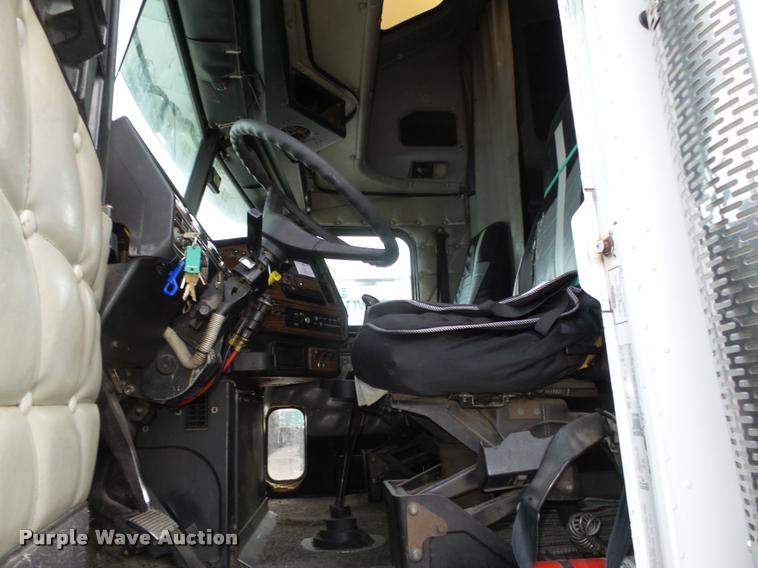 image for item L4175 1999 Freightliner FLD120 semi truck