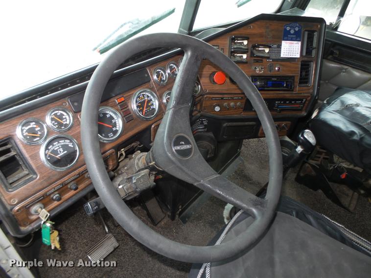 image for item L4175 1999 Freightliner FLD120 semi truck