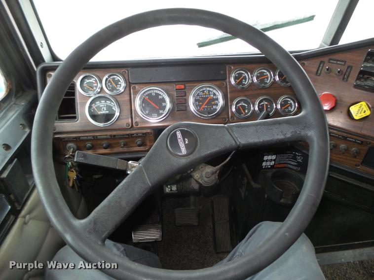 image for item L4175 1999 Freightliner FLD120 semi truck