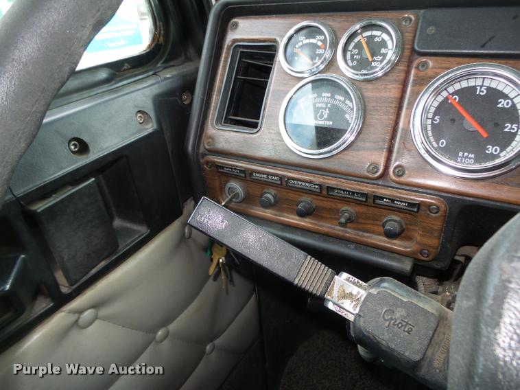 image for item L4175 1999 Freightliner FLD120 semi truck