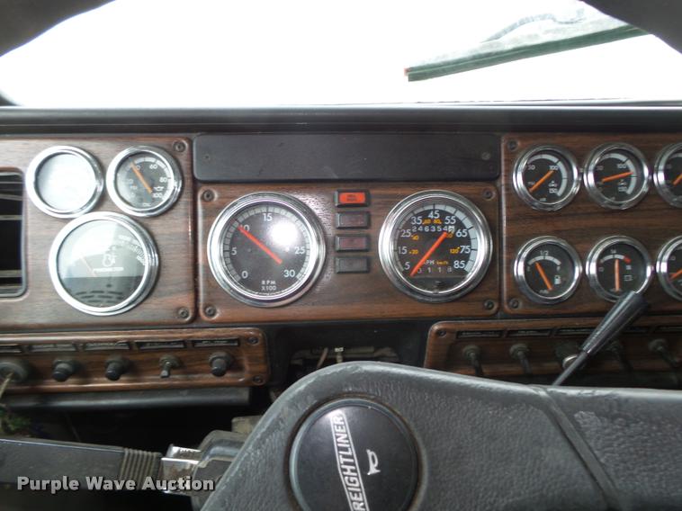 image for item L4175 1999 Freightliner FLD120 semi truck