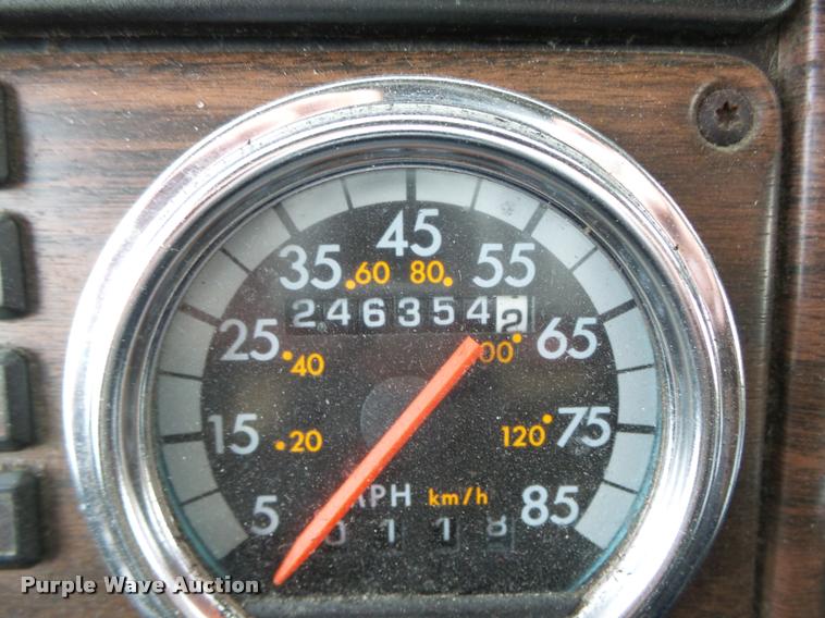 image for item L4175 1999 Freightliner FLD120 semi truck