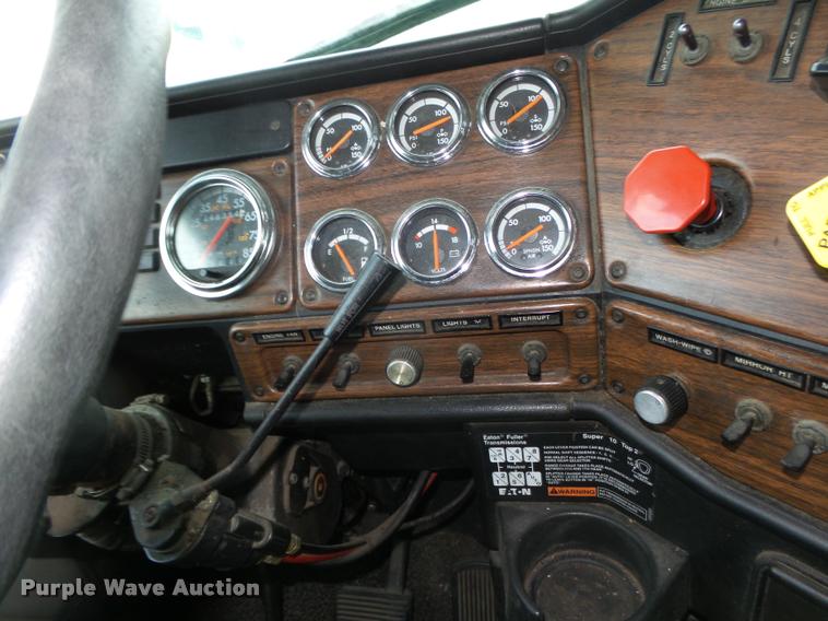 image for item L4175 1999 Freightliner FLD120 semi truck