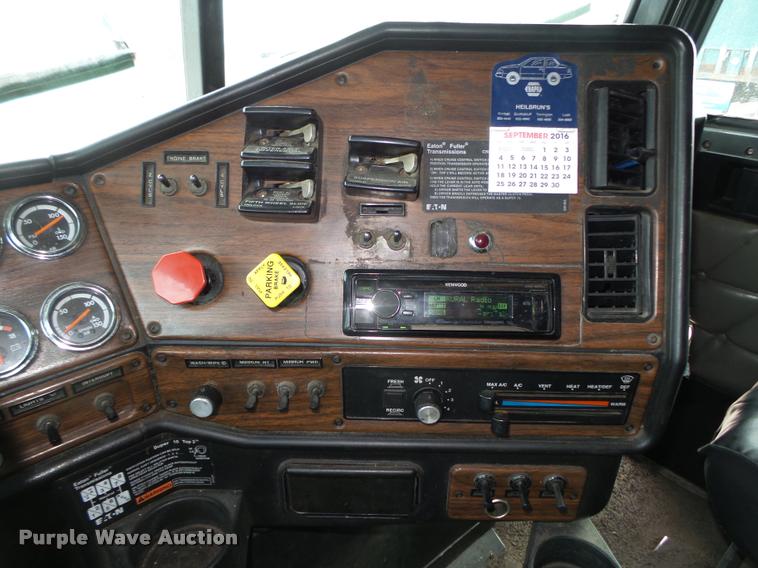 image for item L4175 1999 Freightliner FLD120 semi truck