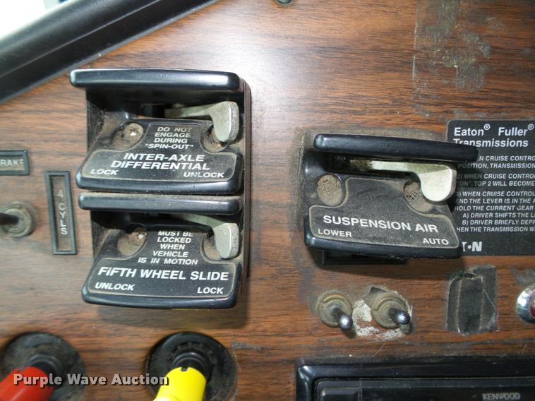 image for item L4175 1999 Freightliner FLD120 semi truck