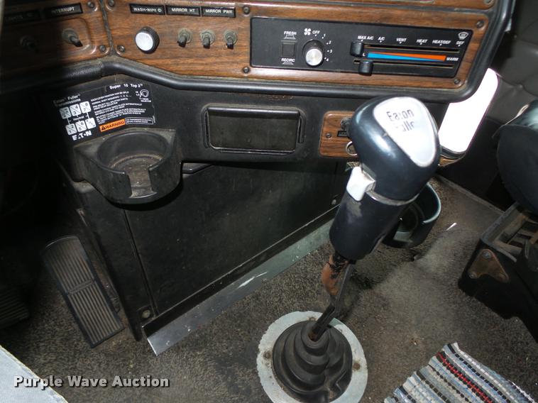 image for item L4175 1999 Freightliner FLD120 semi truck