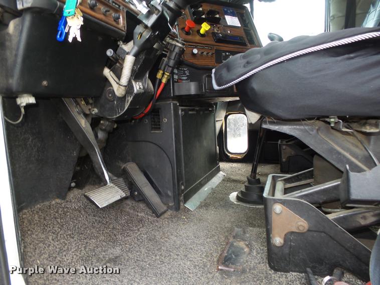 image for item L4175 1999 Freightliner FLD120 semi truck