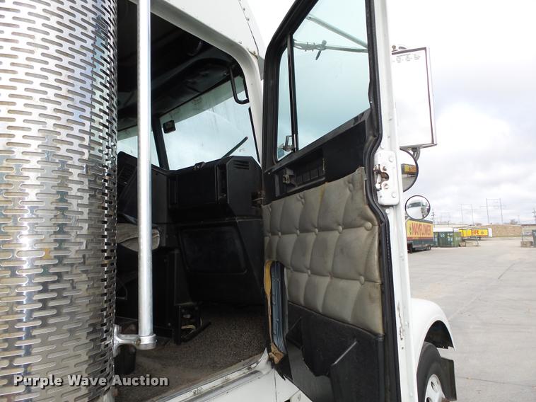 image for item L4175 1999 Freightliner FLD120 semi truck