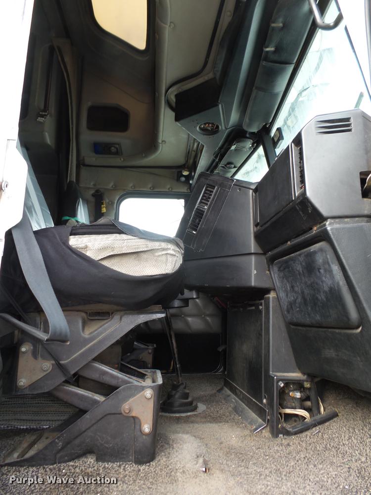 image for item L4175 1999 Freightliner FLD120 semi truck