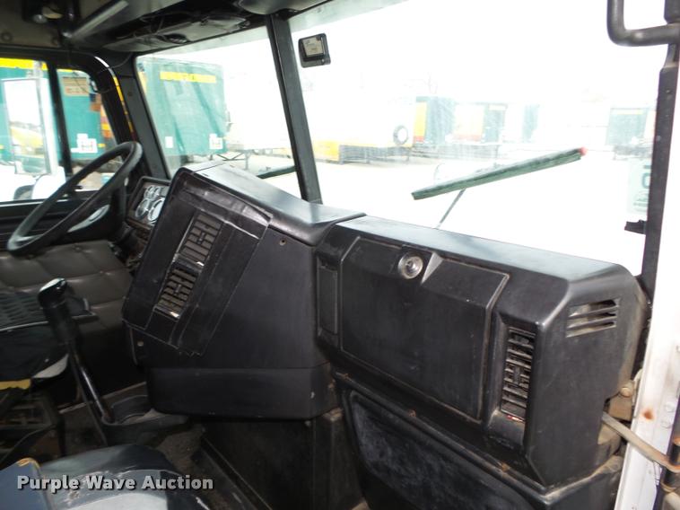 image for item L4175 1999 Freightliner FLD120 semi truck