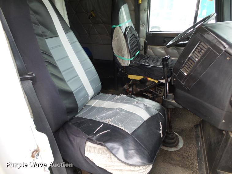 image for item L4175 1999 Freightliner FLD120 semi truck