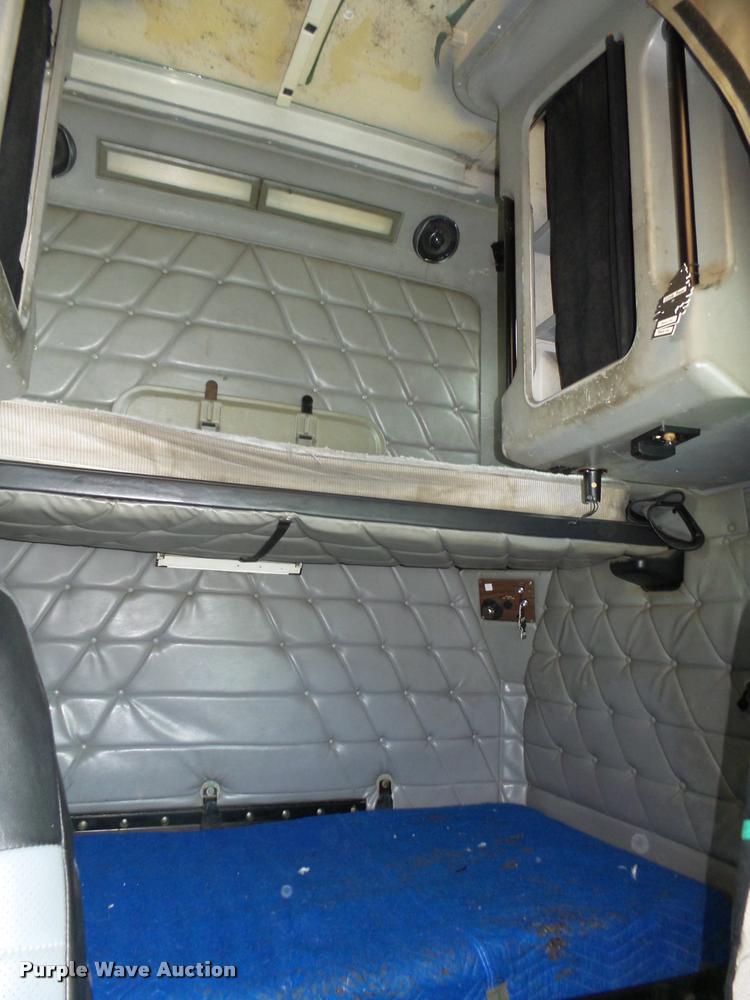 image for item L4175 1999 Freightliner FLD120 semi truck