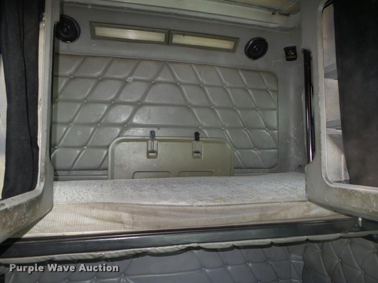 image for item L4175 1999 Freightliner FLD120 semi truck